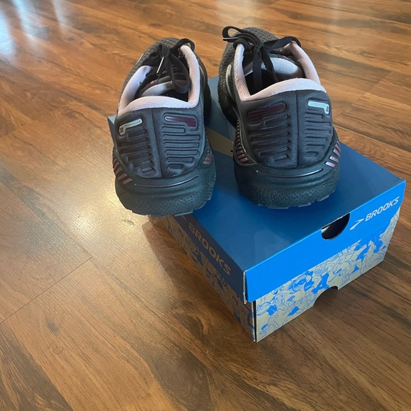 Brooks Black Athletic Shoes - Picture 5 of 10